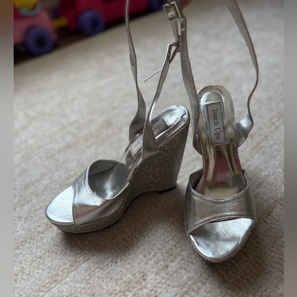 Touch Ups Silver Wedges Heels Dress Sandal Size 6 Formal Wedding Holiday Party - Picture 4 of 10